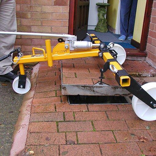Probst SDH-H Hydraulic Manhole Cover Lifter Kit + Hydraulic Manhole Cover Lifters Safety Awareness Course