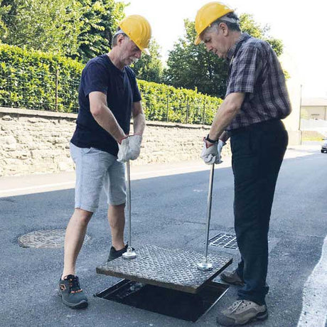 Italifters XT1 NANO Compact Folding Magnetic Manhole Cover Lifter