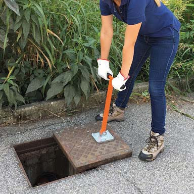 Italifters CL9 Lightweight Magnetic Manhole Cover Lifter