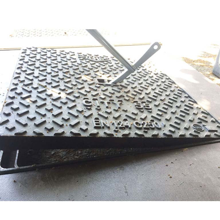 Italifters XT1 NANO Compact Folding Magnetic Manhole Cover Lifter