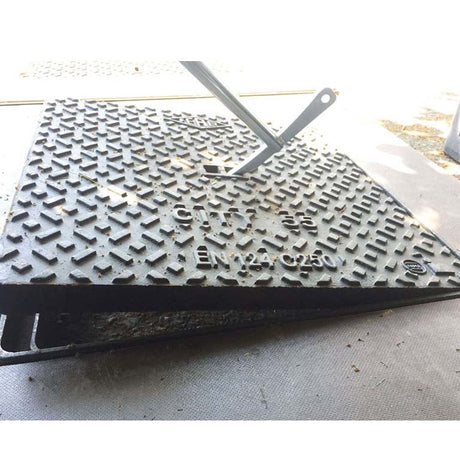 Italifters XT1 NANO Compact Folding Magnetic Manhole Cover Lifter